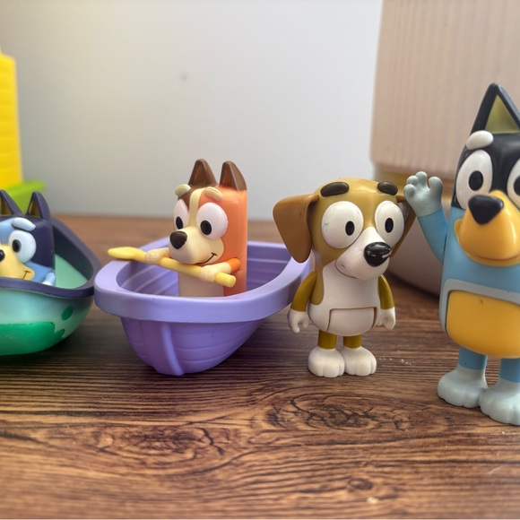 Bluey Figure Lot w/ Canoes & Family Characters - Picture 3 of 5